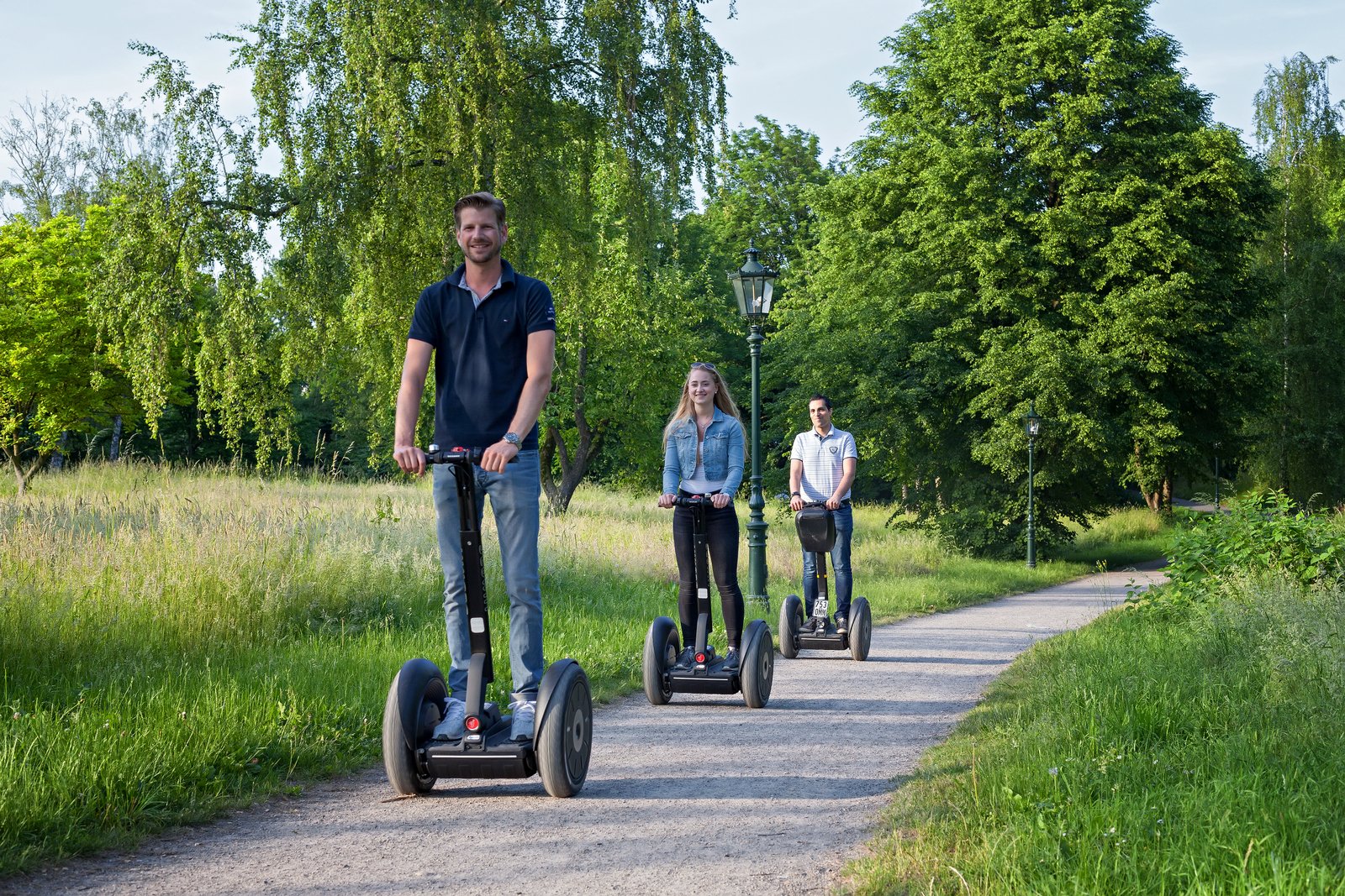 Eine Gruppe fährt Segway im Park. Die segway reparatur preise bestimmen die Kosten für die Instandhaltung.