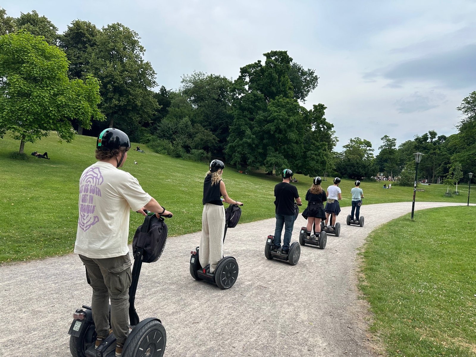 ine Gruppe auf einer Segway-Tour im Park, die dank zuverlässiger Segway Ersatzteile reibungslos funktioniert.