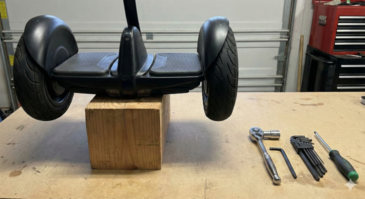 Benötigtes Werkzeug und Segway PT Base bei der Demontage, um den Segway PT sicher zu versenden